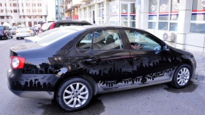 В Азербайджане художник превращает грязь на авто в картины (ФОТО)