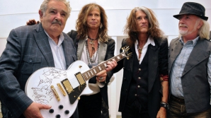 Aerosmith подарили президенту Уругвая гитару