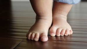 Трехлетняя девочка, упавшая в ванну с кипятком, госпитализирована с ожогами 