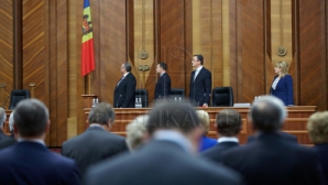 КС: роспуск парламента - обязанность президента