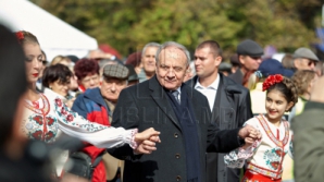 (ВИДЕО) День вина на площади: политики произнесли речи, станцевали хору и дегустировали