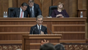 (ВИДЕО) Премьер-министр депутату парламента: Представьтесь, я вас не знаю
