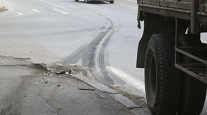 «Грузовой слалом»: водитель чудом избежал беды на китайской автостраде (ВИДЕО)