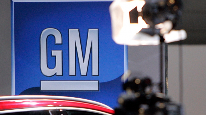 Чистая прибыль General Motors снизилась в два раза