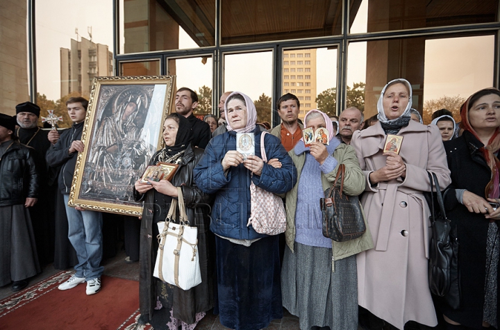 ФОТОРЕПОРТАЖ с акции протеста верующих у Дворца республики