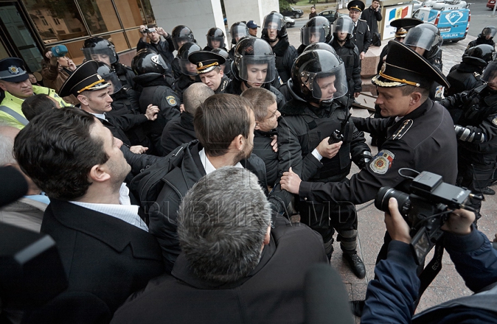 ФОТОРЕПОРТАЖ с акции протеста верующих у Дворца республики