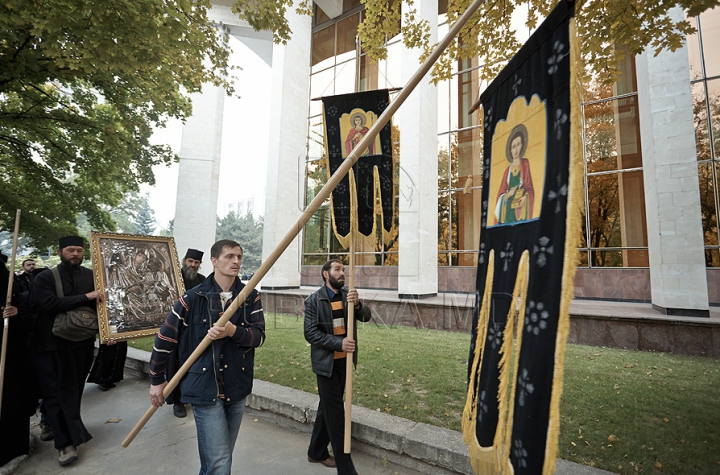 ФОТОРЕПОРТАЖ с акции протеста верующих у Дворца республики