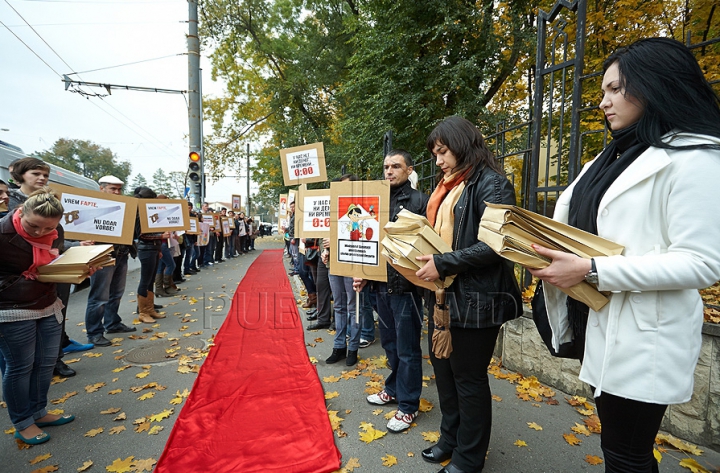 Протест ассоциации ВИЧ-инфицированных у минздрава: «У чиновников выросли носы от вранья»