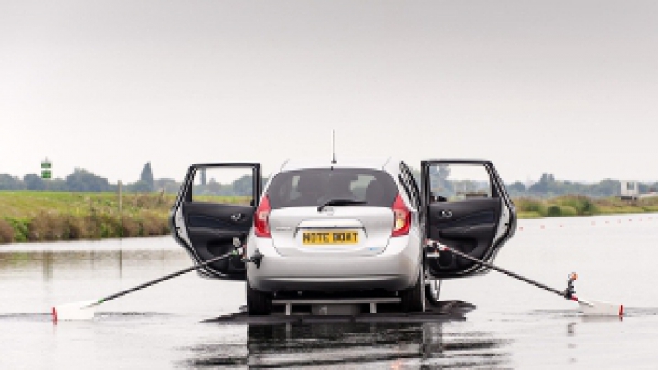 Nissan Note превратили в лодку (ФОТО/ВИДЕО)