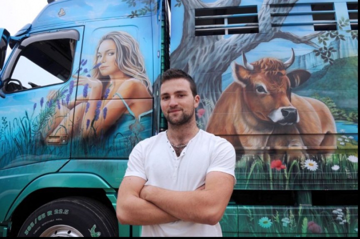 Во Франции прошел конкурс декорированных грузовиков (ФОТО)