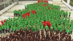 В Таиланде люди выстроились в самую большую рождественскую елку