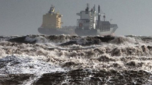 Буйство стихии в мире: наводнения на Сардинии, торнадо в США, снегопады в России 