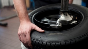 Водители заблаговременно записываются в сервисные центры для смены летних шин на зимние 