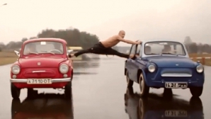 Белорус повторил трюк Ван Дамма на двух "Запорожцах" (ВИДЕО)