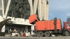 В Кишиневском цирке проходит субботник - волонтеры собрались на уборку здания 