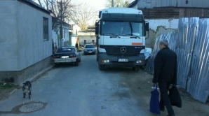 По улице Армянской водители грузовиков паркуются прямо на проезжей части 