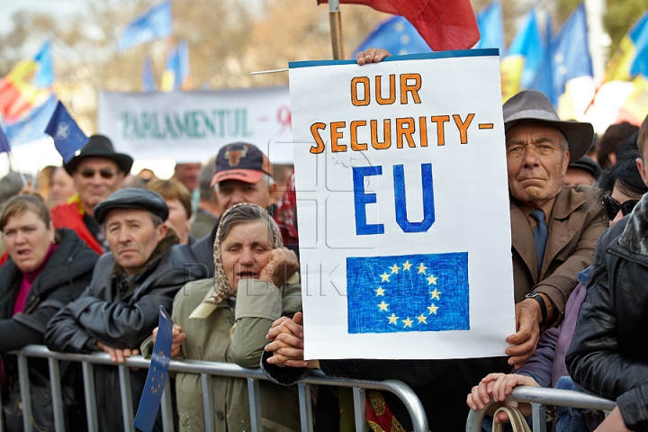 ФОТОРЕПОРТАЖ с митинга в поддержку европейского курса страны