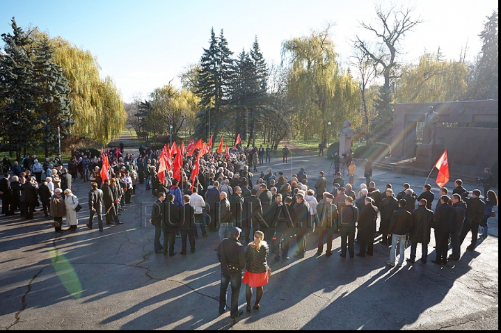 Воронин и "товарищи" возложили цветы Ильичу (ФОТОРЕПОРТАЖ)