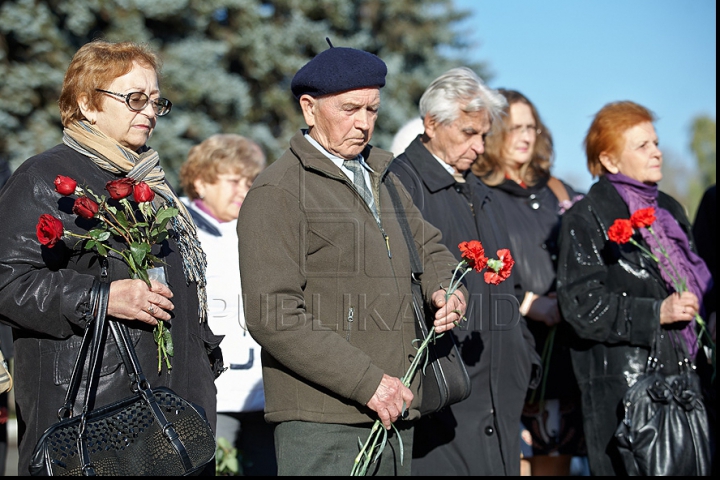 Воронин и "товарищи" возложили цветы Ильичу (ФОТОРЕПОРТАЖ)