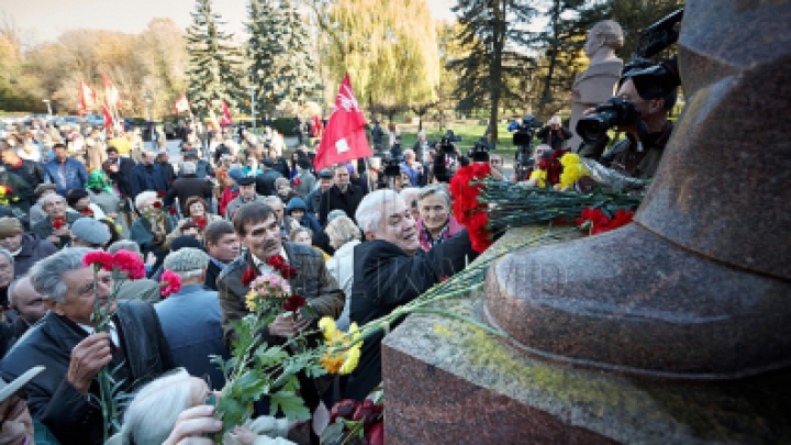 Воронин и "товарищи" возложили цветы Ильичу (ФОТОРЕПОРТАЖ)