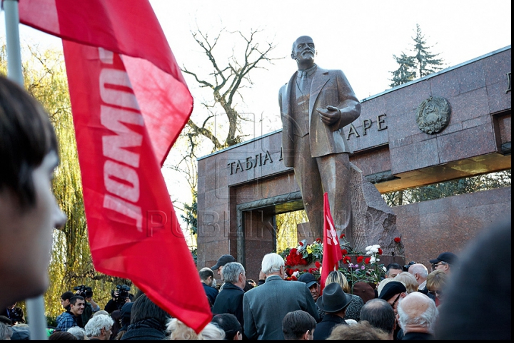 Воронин и "товарищи" возложили цветы Ильичу (ФОТОРЕПОРТАЖ)