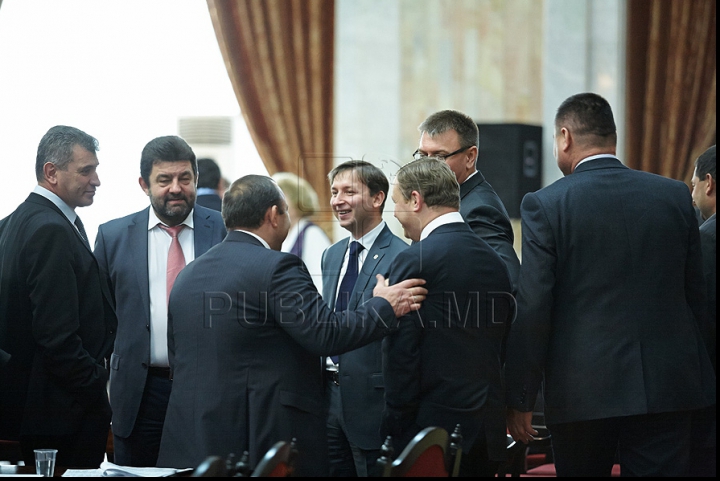 Хаос в парламенте! Коммунисты с мегафонами заблокировали центральную трибуну (ФОТО/ВИДЕО)