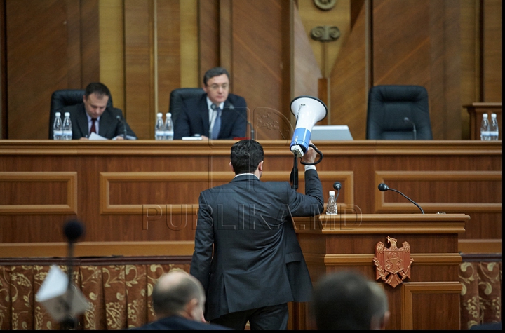 Хаос в парламенте! Коммунисты с мегафонами заблокировали центральную трибуну (ФОТО/ВИДЕО)