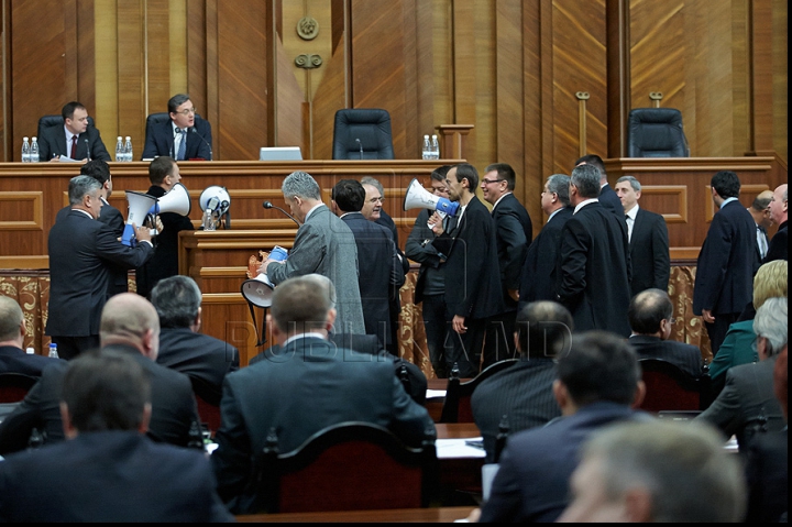 Хаос в парламенте! Коммунисты с мегафонами заблокировали центральную трибуну (ФОТО/ВИДЕО)