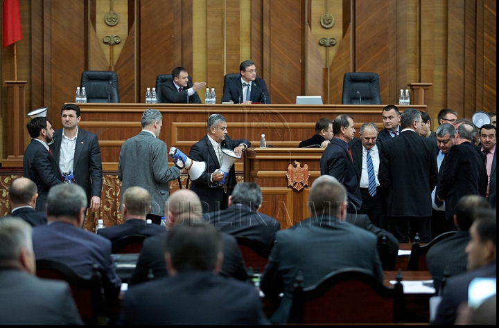 Хаос в парламенте! Коммунисты с мегафонами заблокировали центральную трибуну (ФОТО/ВИДЕО)