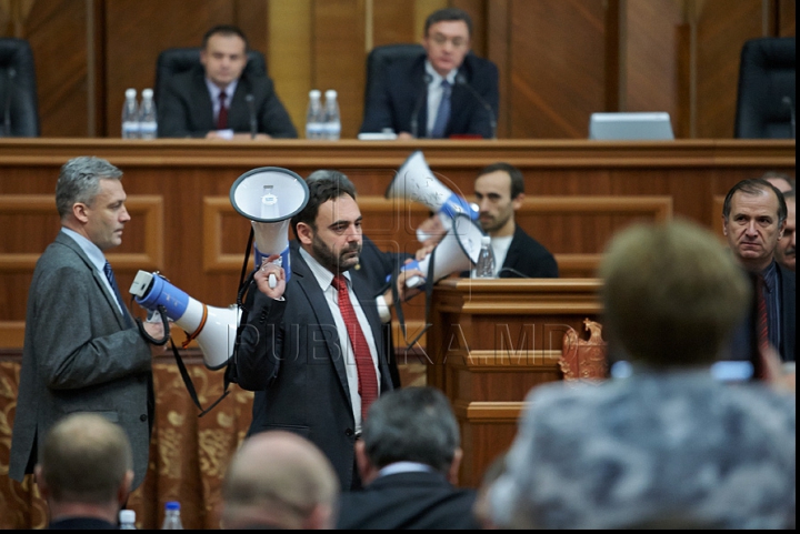 Хаос в парламенте! Коммунисты с мегафонами заблокировали центральную трибуну (ФОТО/ВИДЕО)