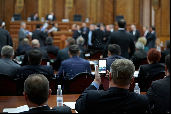 Хаос в парламенте! Коммунисты с мегафонами заблокировали центральную трибуну (ФОТО/ВИДЕО)