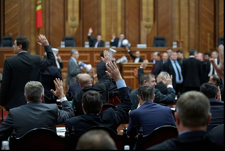 Хаос в парламенте! Коммунисты с мегафонами заблокировали центральную трибуну (ФОТО/ВИДЕО)