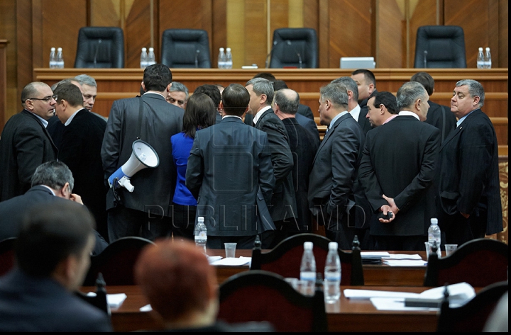 Хаос в парламенте! Коммунисты с мегафонами заблокировали центральную трибуну (ФОТО/ВИДЕО)