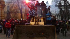 В Киеве протестующие штурмуют здание администрации президента с помощью бульдозера
