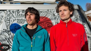 Двое французских эквилибристов прошли по канату на высоте почти 400 метров 