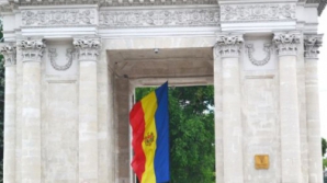 Парламент обращается к мэрии: Флаг в Триумфальной арке не соответствует размерам, указанным в законе