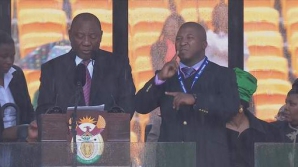 В ЮАР пытаются установить личность "странного" сурдопереводчика на панихиде по Манделе