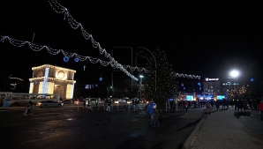 Десятки людей приходят к ёлке в центре столицы