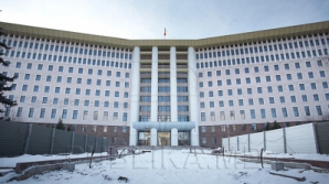 Журналисты совершили первую экскурсию по отремонтированному зданию парламента, пострадавшего в 2009 году