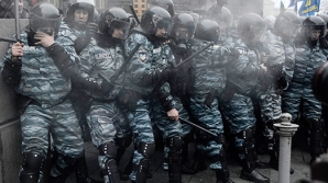 По меньшей мере 15 человек пострадали в столкновениях демонстрантов с полицией в Киеве