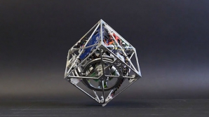 Швейцарские инженеры разработали "шагающий" куб (ВИДЕО)