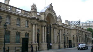 В Париже неизвестный попытался протаранить ворота Елисейского дворца