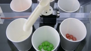 Интернет-пользователь собрал автомат, сортирующий конфеты-драже по цвету