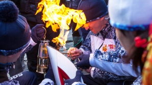 В Екатеринбурге загорелась шапка у олимпийского факелоносца 