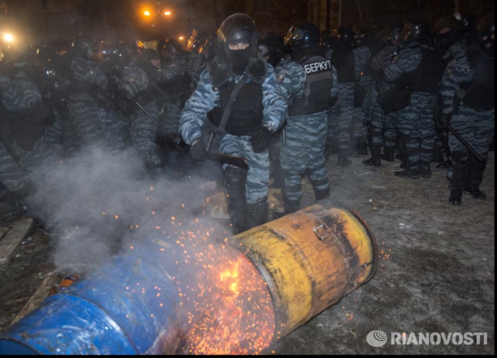 Внутренние войска штурмуют баррикады митингующих на Майдане (ФОТО/ВИДЕО)