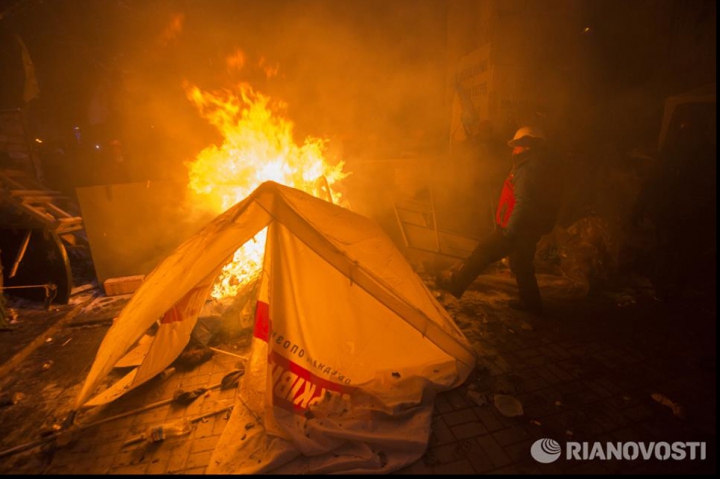 Внутренние войска штурмуют баррикады митингующих на Майдане (ФОТО/ВИДЕО)