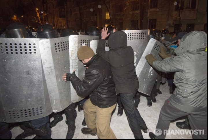 Внутренние войска штурмуют баррикады митингующих на Майдане (ФОТО/ВИДЕО)