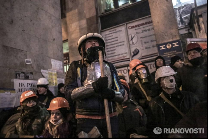 Внутренние войска штурмуют баррикады митингующих на Майдане (ФОТО/ВИДЕО)