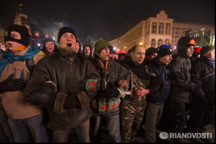 Внутренние войска штурмуют баррикады митингующих на Майдане (ФОТО/ВИДЕО)