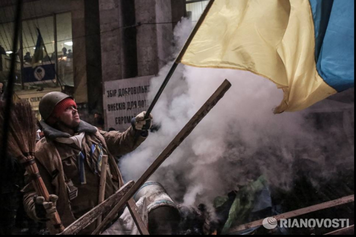 Внутренние войска штурмуют баррикады митингующих на Майдане (ФОТО/ВИДЕО)